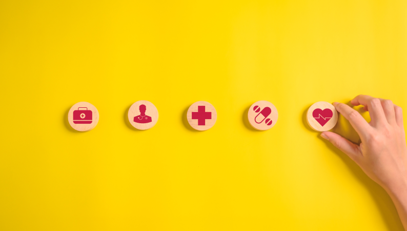 Ilustracja symbolizująca zdrowie i suplementację na żółtym tle – jeśli zauważasz problemy z odpornością, koncentracją lub stresem, to wyraźny znak, że potrzebujesz adaptogenów.