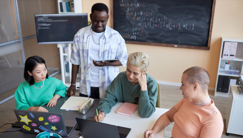 Studenci podczas nauki w grupie przy komputerach – adaptogeny dla studentów jako naturalne wsparcie koncentracji i redukcji stresu w czasie sesji.