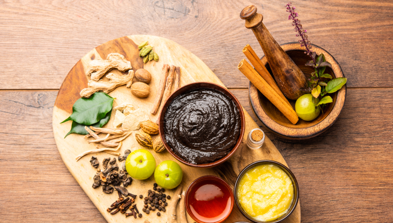 Zioła i naturalne składniki ajurwedyjskie wspierające letni detoks z Chagą – zdrowe wsparcie trawienia i regeneracji organizmu po lecie.