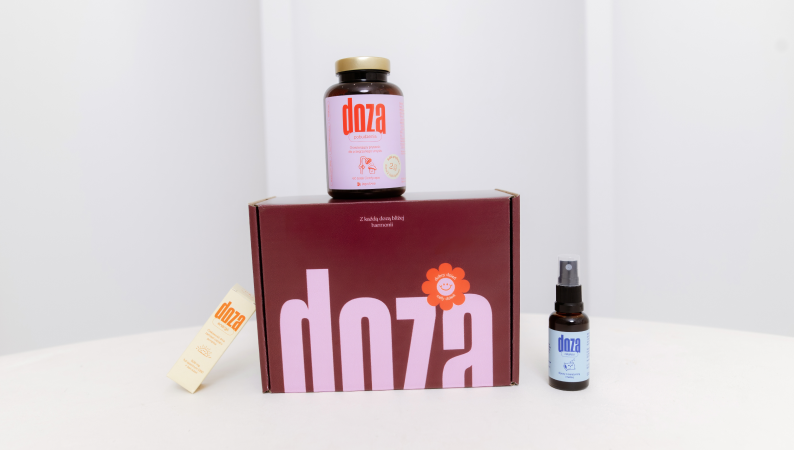 Zestaw suplementów Doza z adaptogenami wspierającymi zdrowie i odporność, w tym kapsułki, spray i krem w eleganckim opakowaniu.