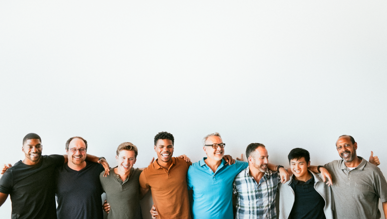 Grupa mężczyzn w różnym wieku – naturalne wsparcie testosteronu ashwagandhą dla energii i witalności