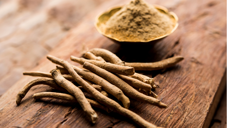 Korzeń i proszek ashwagandhy na drewnianym stole – naturalna ashwagandha na libido wspierająca zdrowie seksualne i równowagę hormonalną.