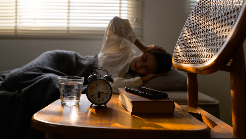 Osoba mająca trudności ze snem po nocnej zmianie – ashwagandha a praca zmianowa jako naturalne wsparcie snu.