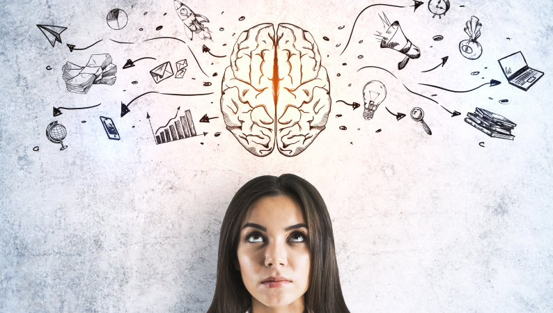 Kobieta myśląca o pracy mózgu, otoczona symbolami kreatywności i produktywności – ashwagandha i Lion’s Mane jako naturalne wsparcie umysłu.