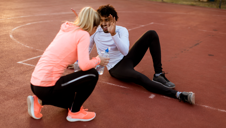Dwójka sportowców odpoczywa po treningu na bieżni – ilustracja tematu CBD a regeneracja po treningu i naturalnego wsparcia dla mięśni.